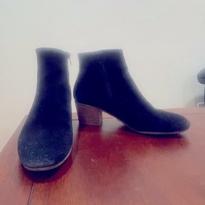 Women’s boots. Size 8.